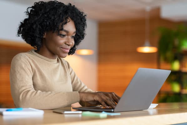 A women working in laptop